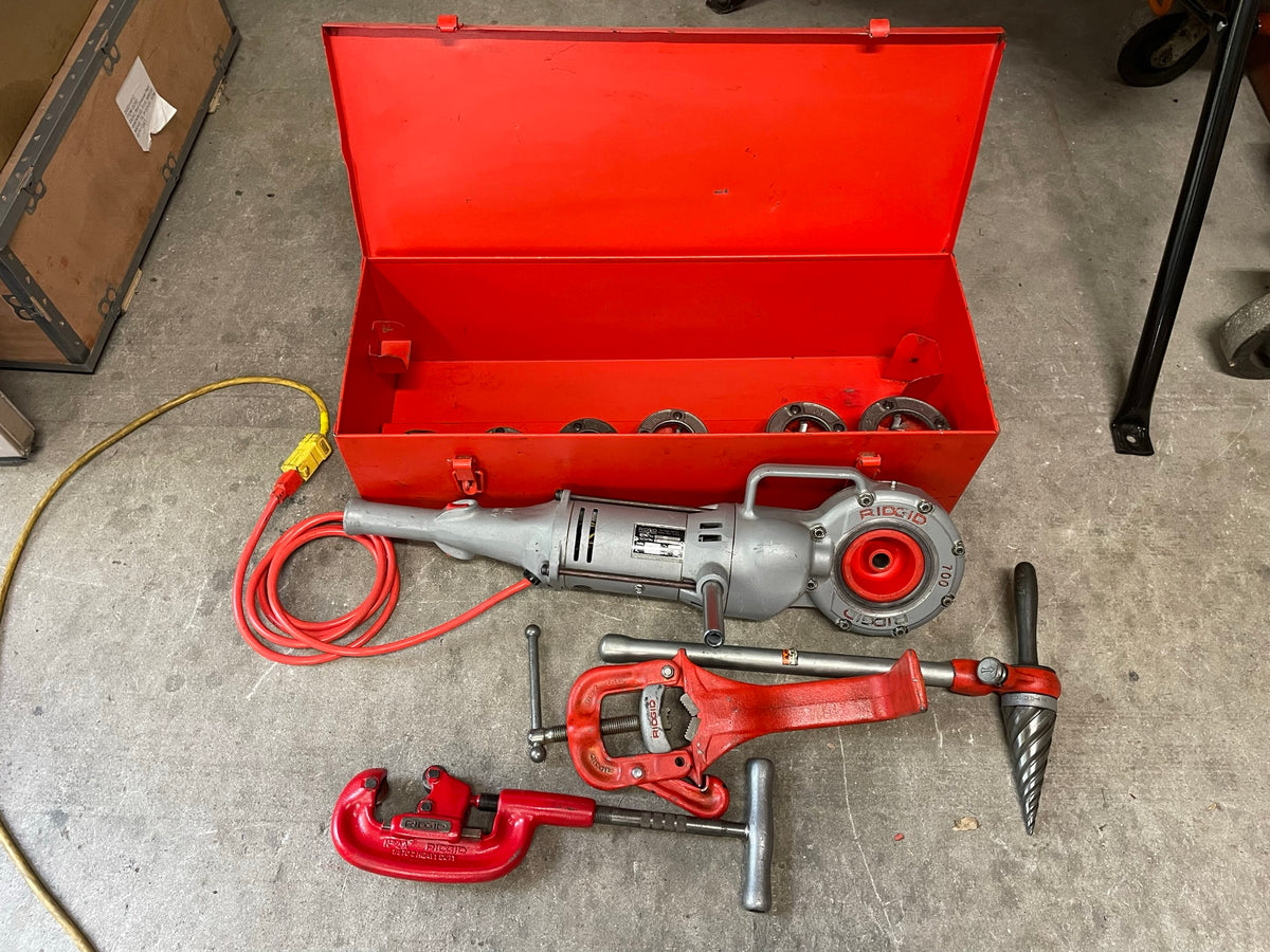 LATE MODEL USED RIDGID 700 PIPE THREADER + 12R DIE SET + SUPPORT ARM +  CUTTER + REAMER + CASE