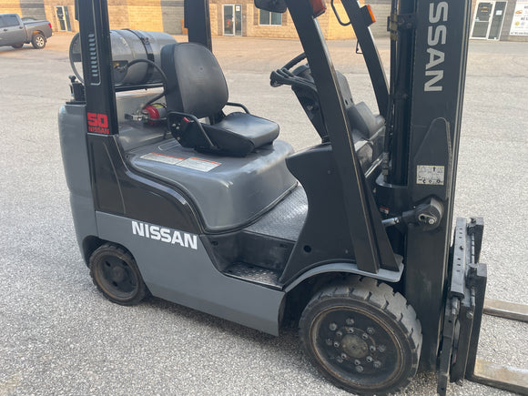 Nissan 50 LPG Forklift Three Stage 4400 lb