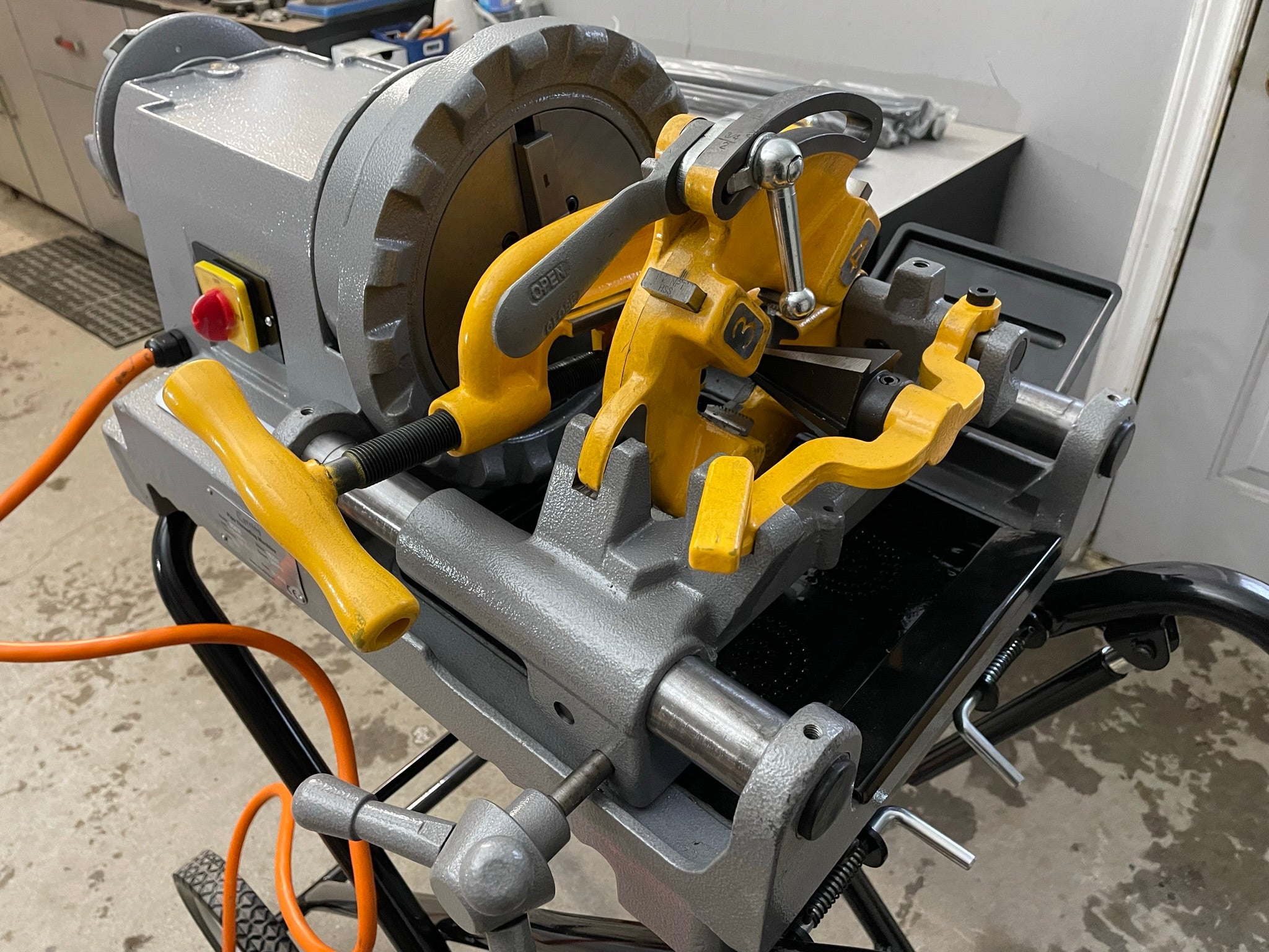 Compact Pipe Threader Ccutting 300C Compact Pipe Threader 1/2